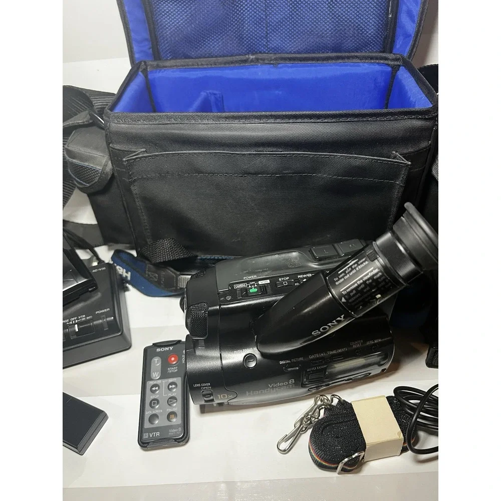 Sony Handycam CCD-TR71 Video 8 Camcorder Camera w Bag FOR PARTS OR REPAIR ONLY